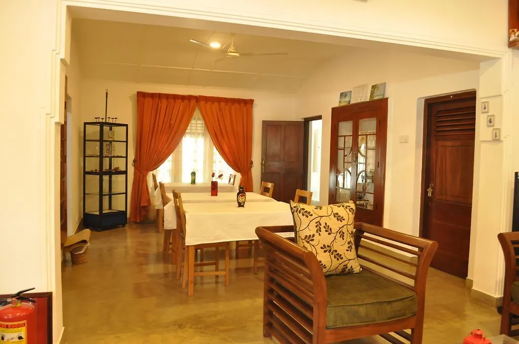 Dions Guest House Negombo 2*,