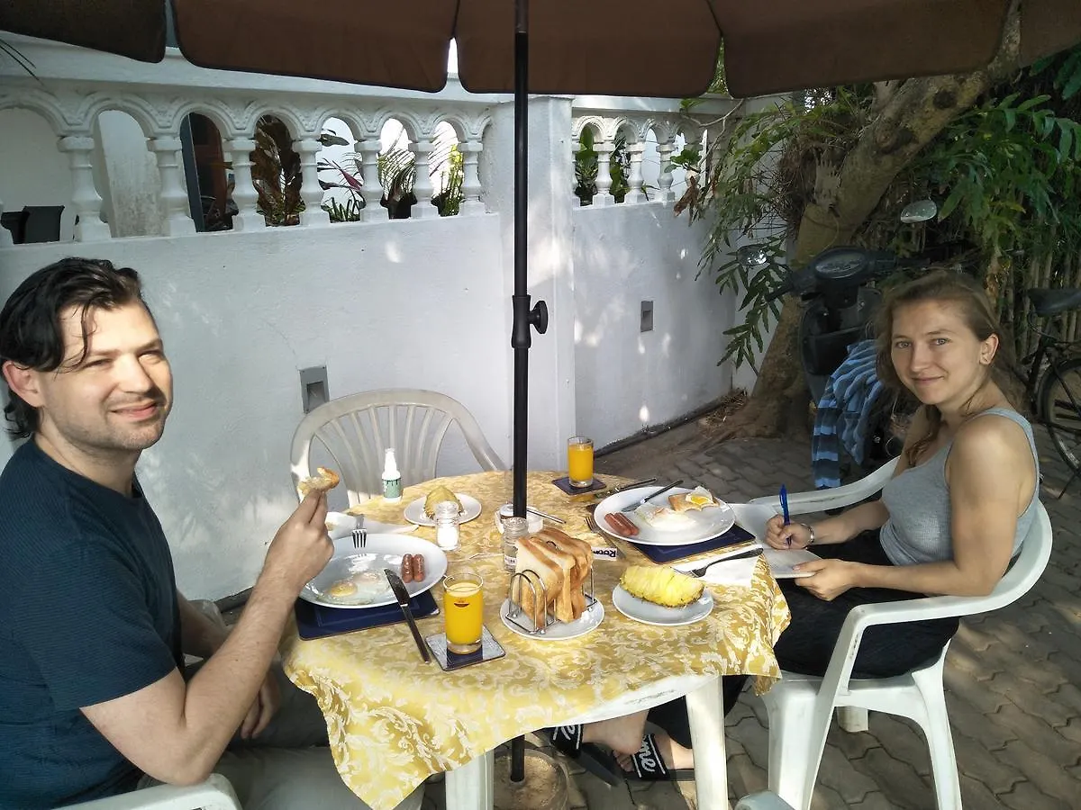 Dions Guest House Negombo 2*,